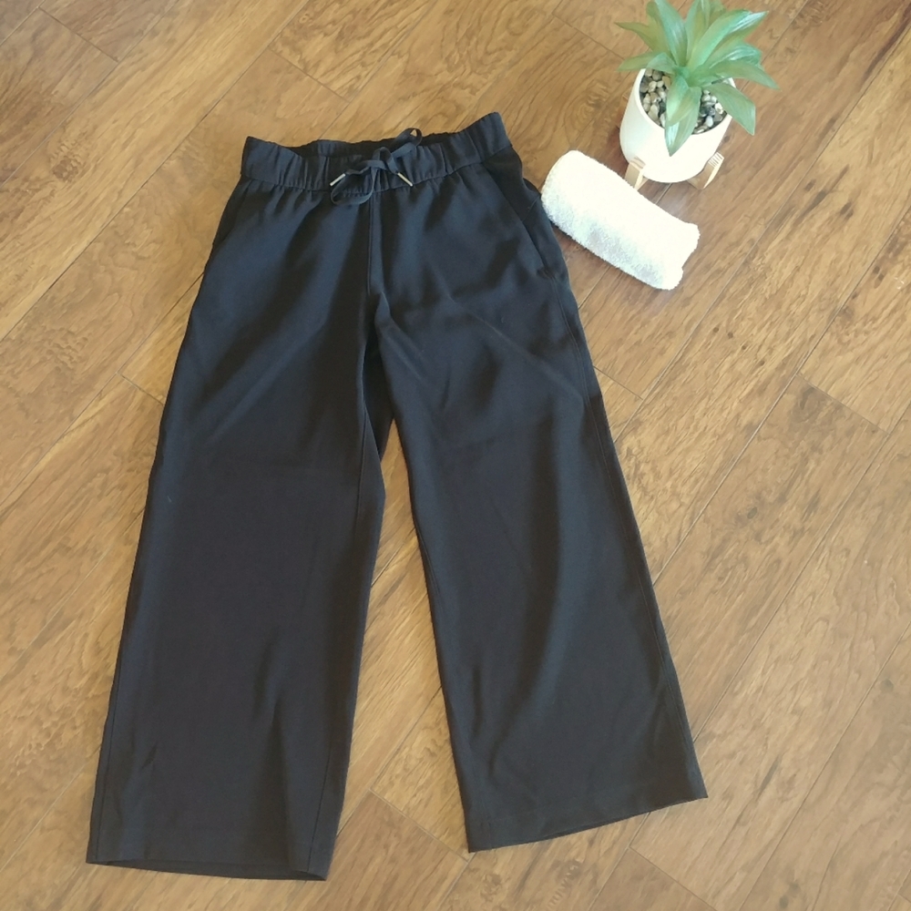 COPY - Lululemon Low to Mid Rise Wide leg Crop Pants / Like New/ Black/ Size 4